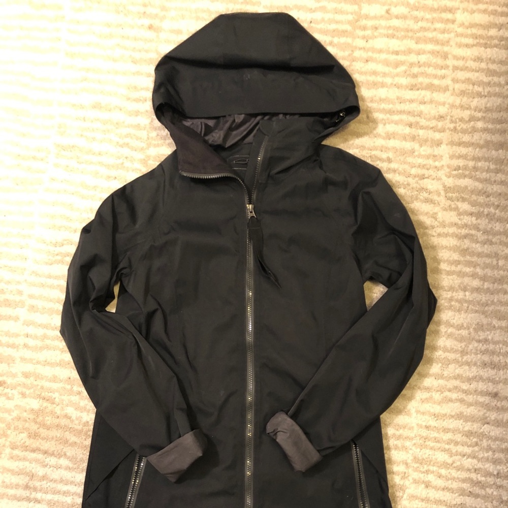 Gently worn lulu Lemon women’s size 4 rain coat